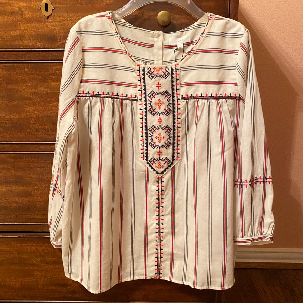 NWT! Embroidered peasant top ❤️